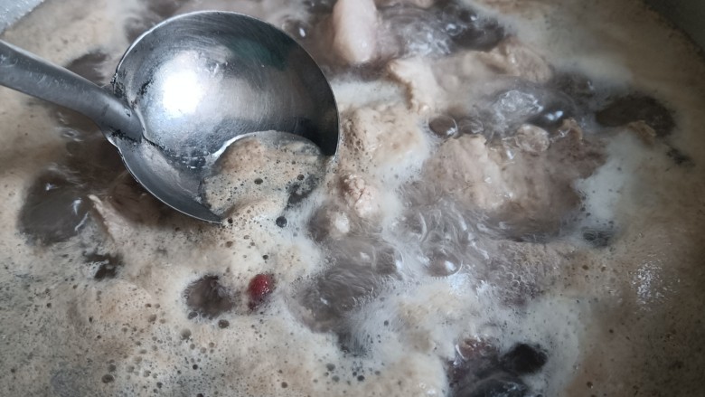 酱香排骨,水沸腾后，撇掉浮末。再把排骨捞出