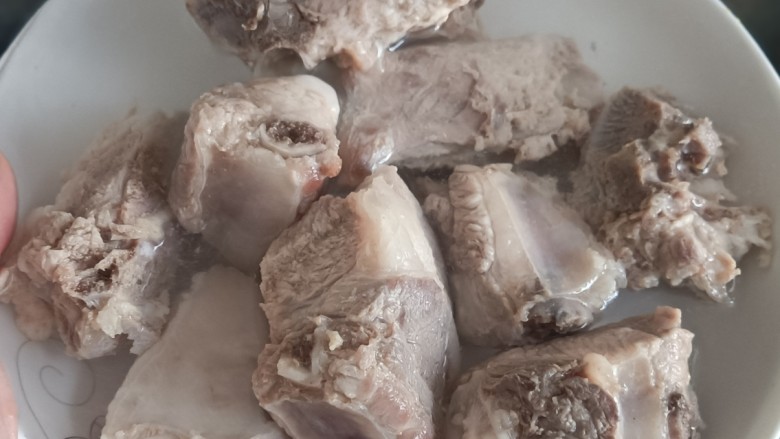 酱香排骨,排骨再用清水冲洗干净，沥干水分。或者用厨房用纸把排骨表面水分擦干
