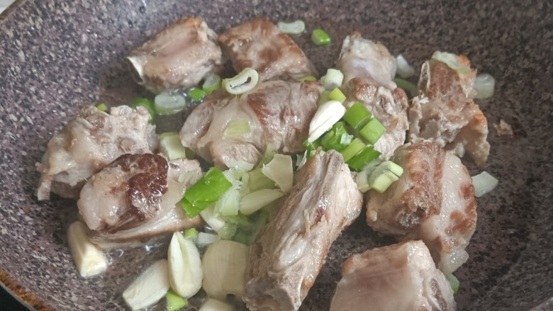 酱香排骨,排骨煎到表面微微变色后，倒入葱花，蒜片，<a style='color:red;display:inline-block;' href='/shicai/ 37'>姜</a>片（家里没有了，用的干<a style='color:red;display:inline-block;' href='/shicai/ 37'>姜</a>粉）