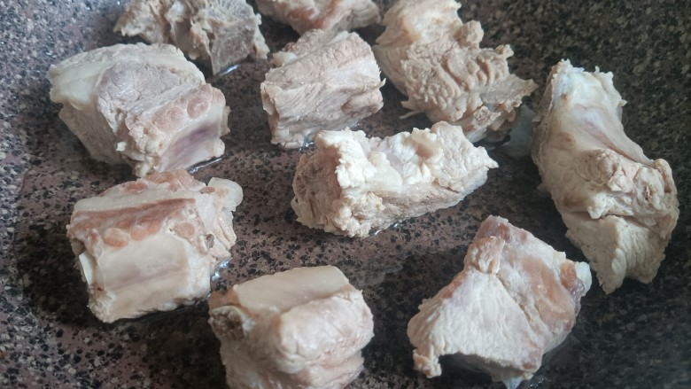 酱香排骨,另起锅，倒入少许油，放入排骨，小火慢慢煎。这个步骤是让排骨内部的水分排出，而且煎过的排骨吃起来更香