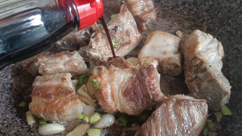 酱香排骨,炒炒匀，再加入少许<a style='color:red;display:inline-block;' href='/shicai/ 692'>酱油</a>，炒一分钟左右，让排骨都染上<a style='color:red;display:inline-block;' href='/shicai/ 692'>酱油</a>的颜色