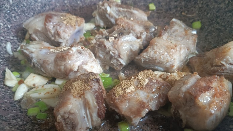 酱香排骨,再加入<a style='color:red;display:inline-block;' href='/shicai/ 829'>十三香</a>，干姜粉，如果有姜片可以不用加干姜粉