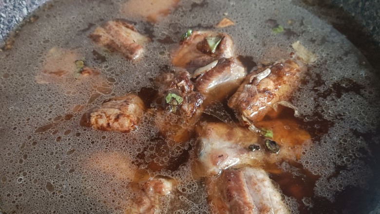 酱香排骨,倒入清水，没过排骨即可。