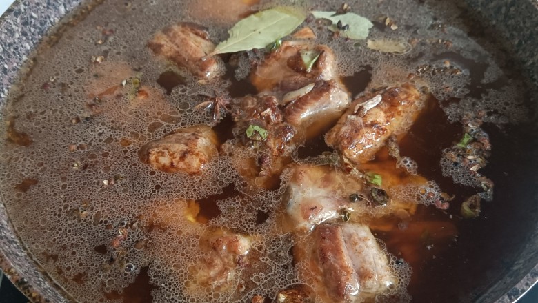 酱香排骨,加入香料，这个可以看个人喜好，<a style='color:red;display:inline-block;' href='/shicai/ 741'>香叶</a>，<a style='color:red;display:inline-block;' href='/shicai/ 700'>花椒</a><a style='color:red;display:inline-block;' href='/shicai/ 3746'>大料</a>，茴香，<a style='color:red;display:inline-block;' href='/shicai/ 710'>桂皮</a>一类的