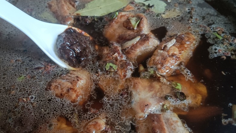 酱香排骨,再加入一汤勺的<a style='color:red;display:inline-block;' href='/shicai/ 4510'>黄豆酱</a>，豆瓣酱什么的也可以，只要选择味道好吃的就可以