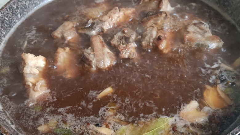 酱香排骨,大火煮开之后转小火，慢慢炖煮。飘起来的浮末及时撇出去。