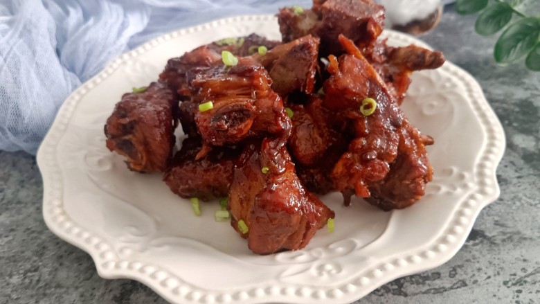 酱香排骨,把排骨用筷子夹出来，其余的葱蒜香料之类的不要。摆进盘子中，撒上葱花即可