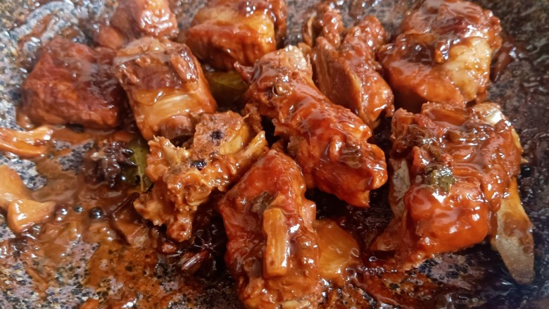 酱香排骨,大约50分钟左右，锅内的汤汁基本烤干了，就可以关火了。