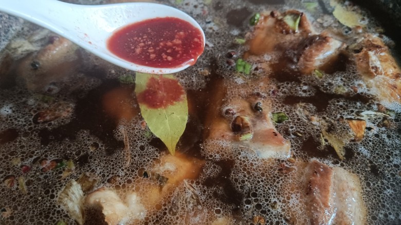 酱香排骨,再加入一勺<a style='color:red;display:inline-block;' href='/shicai/ 781'>腐乳汁</a>，增加咸味和颜色的，没有可以不加