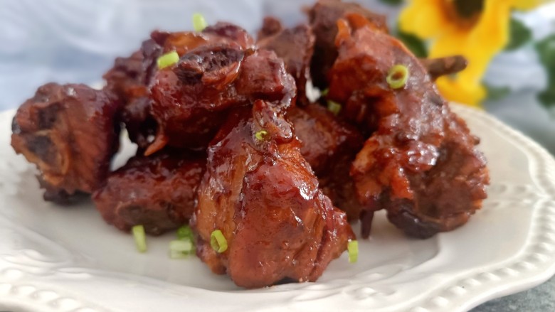 酱香排骨,这个酱香浓郁的酱香排骨就完成了，快来试试吧，特别下饭
