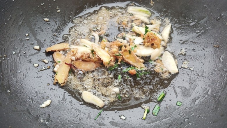 红烧鱼豆腐,锅中留底油,爆香葱姜蒜。