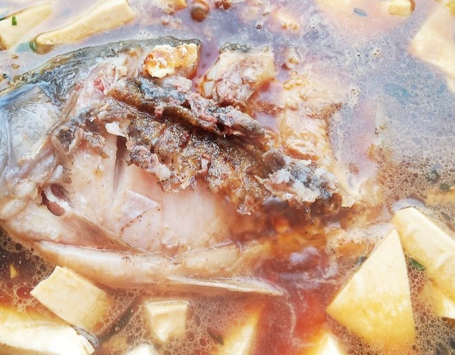 红烧鱼豆腐,等汤汁差不多收干时,加入水淀粉勾芡即可。