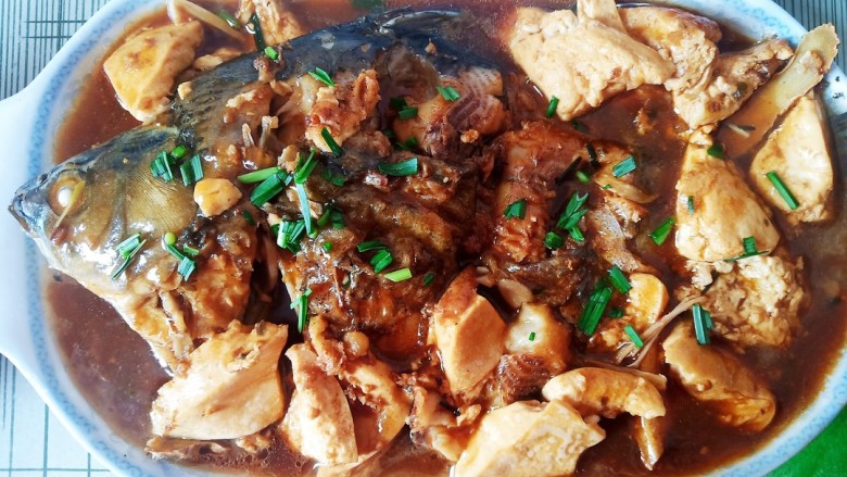 红烧鱼豆腐,撒上葱花,美味完成。