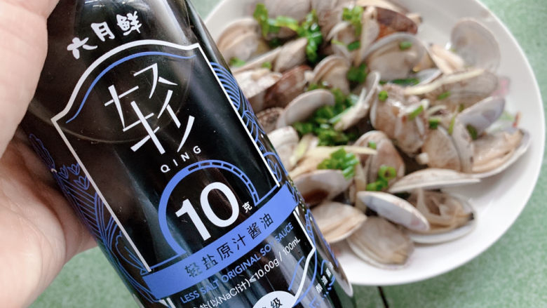 葱油花蛤,最后再淋上少盐型的,六月鲜轻系列酱油
