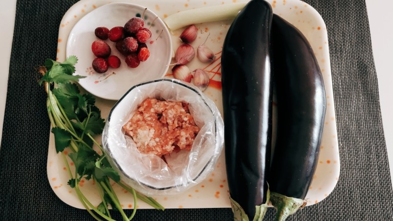 茄子盖浇饭,其它食材准备好。