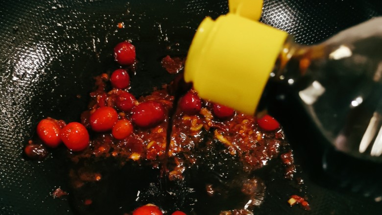 茄子盖浇饭,倒入<a style='color:red;display:inline-block;' href='/shicai/ 692'>酱油</a>提味,同时加入100g清水烧开。