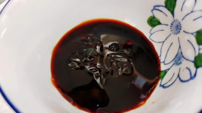 酸辣娃娃菜,蚝油半勺,加少许水。拌匀。