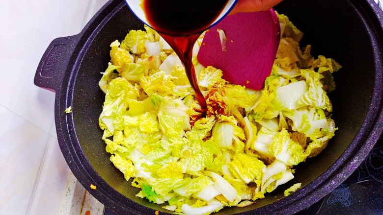 酸辣娃娃菜,娃娃菜炒软,加入料汁