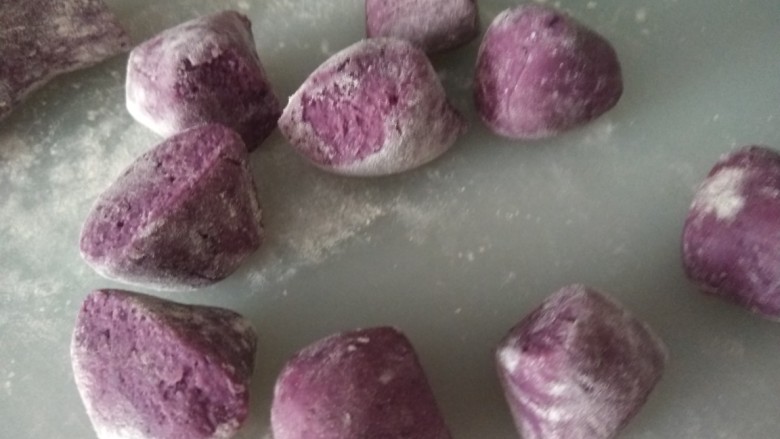 糯米紫薯糕,做成小剂子。