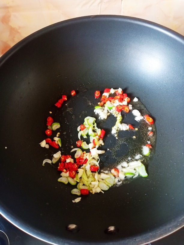 酸辣娃娃菜,锅中加少许食用油,爆香葱蒜和<a style='color:red;display:inline-block;' href='/shicai/ 82'>小米椒</a>。