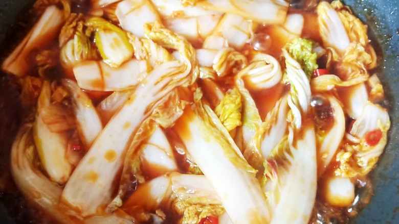 酸辣娃娃菜,小火慢慢炒制2分钟让娃娃菜入味。