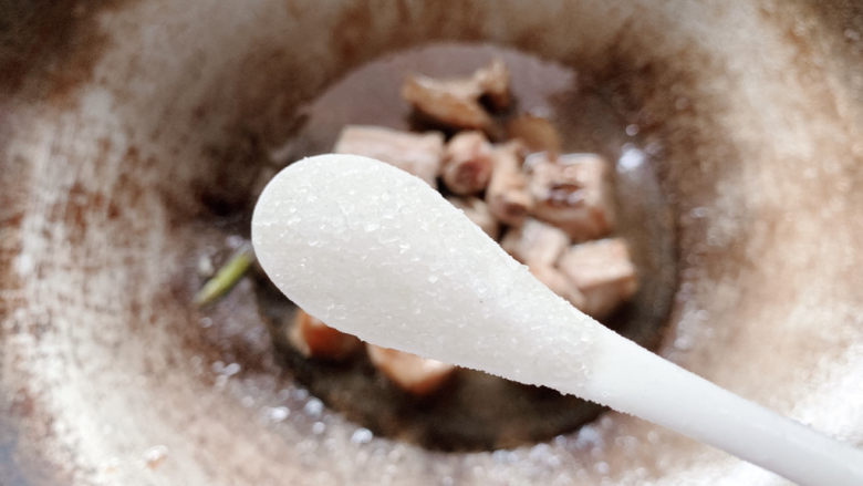 酱香排骨,加适量清水和一勺白<a style='color:red;display:inline-block;' href='/shicai/ 10588'>糖</a>