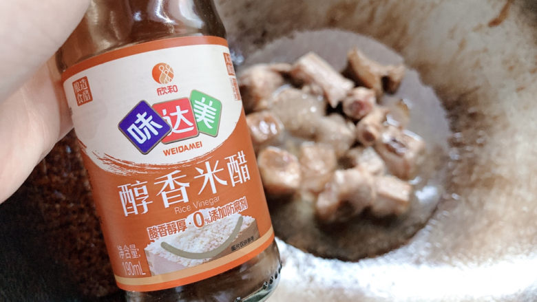 酱香排骨,再加一小勺米醋，加速肉质变软