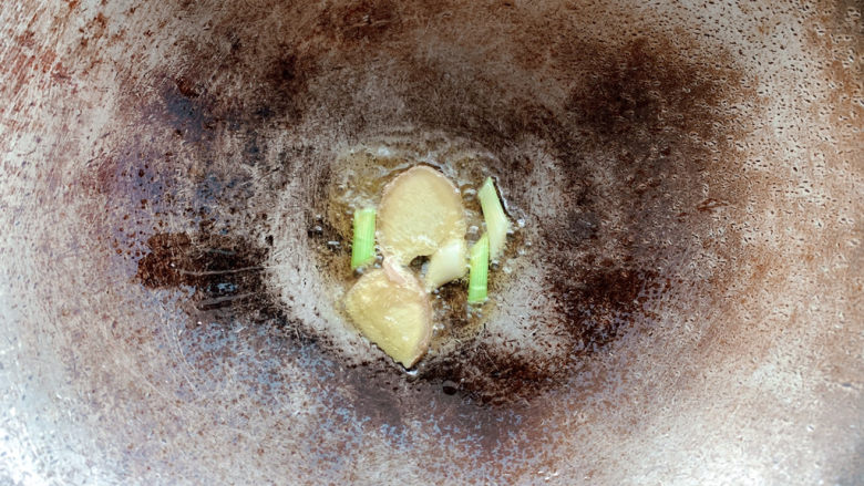 酱香排骨,锅烧热油，加入葱白、生<a style='color:red;display:inline-block;' href='/shicai/ 37'>姜</a>爆炒出香味。