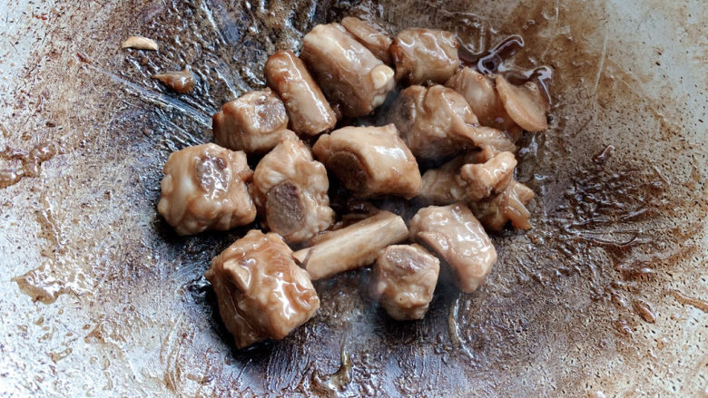 酱香排骨,小火焖煮至汤汁收干，查看下肉质是否软烂，若软烂好咬，即可出锅，不易脱骨，可再加适量水与蚝油焖煮