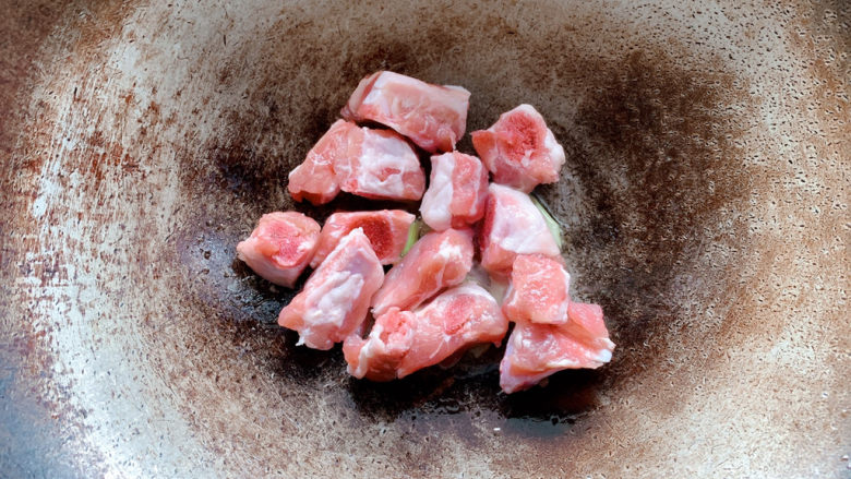 酱香排骨,将洗净切块的排骨，加入其中。