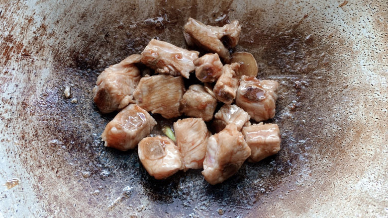 酱香排骨,然后中小火翻炒一下