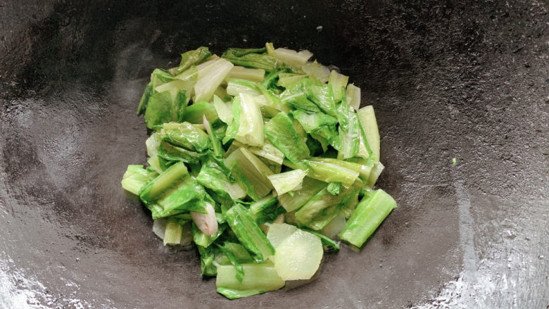 蚝油油麦菜,中小火快炒至变软