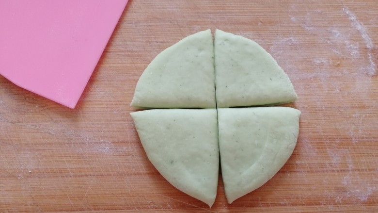 叶子馒头,取一个面剂,揉圆擀成厚0.5cm的圆片,对切等份四份。