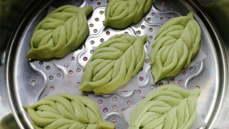 叶子馒头,上下两层全部做好,密封饧发体积变大、变轻,水开文火蒸15分钟。