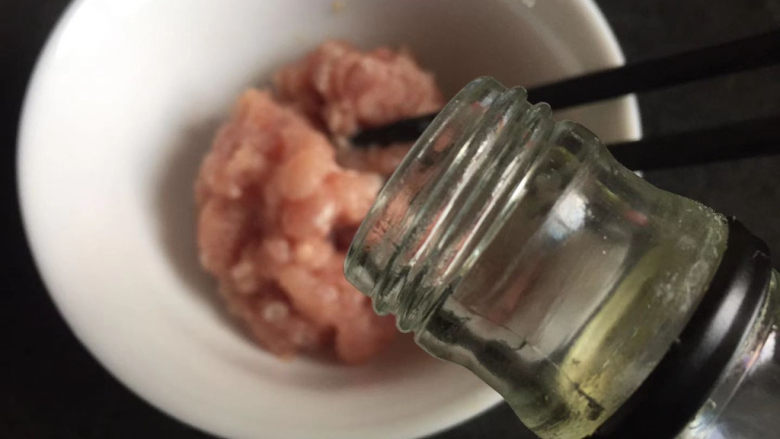 梅干菜肉饼,肉末放大碗里,加入适量<a style='color:red;display:inline-block;' href='/shicai/ 718'>料酒</a>