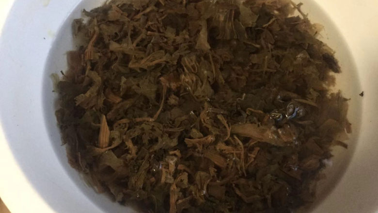 梅干菜肉饼,多冲洗几遍,直到水变得干净