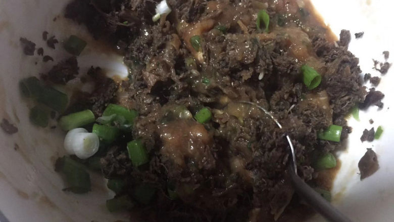 梅干菜肉饼,将梅干菜,葱花倒进肉末一起搅拌均匀,备用