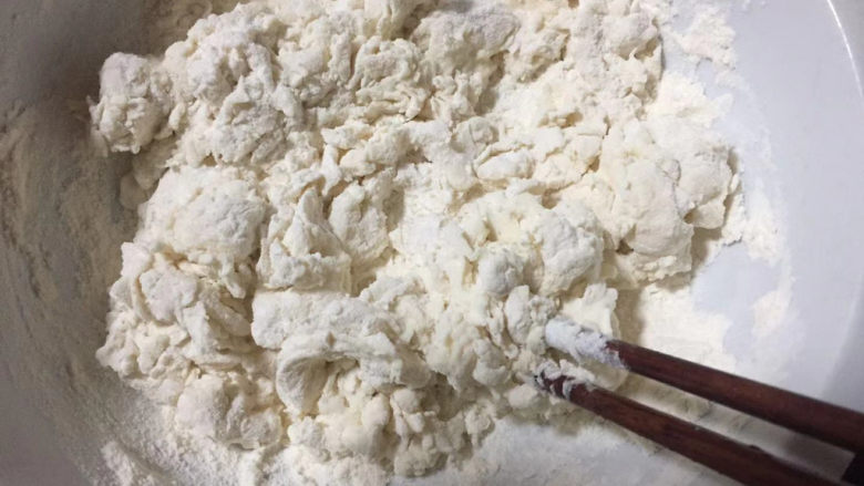 梅干菜肉饼,用温水,一边慢慢到一边搅拌成大絮状