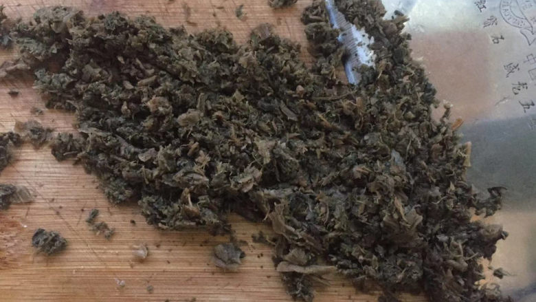 梅干菜肉饼,挤干水分,剁碎些