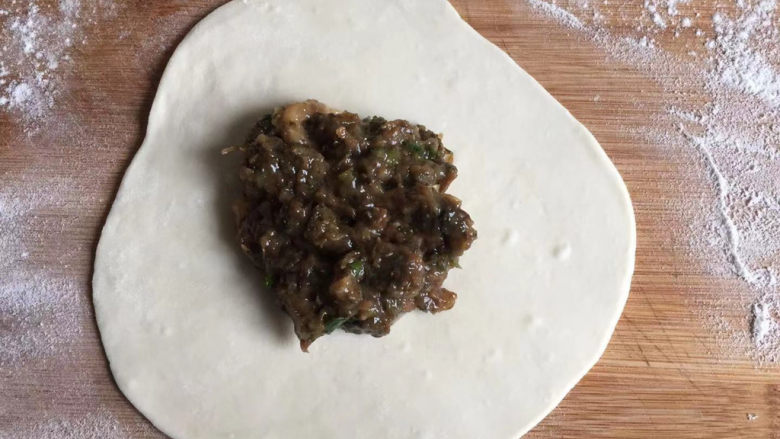 梅干菜肉饼,放上梅干菜肉馅,包起来