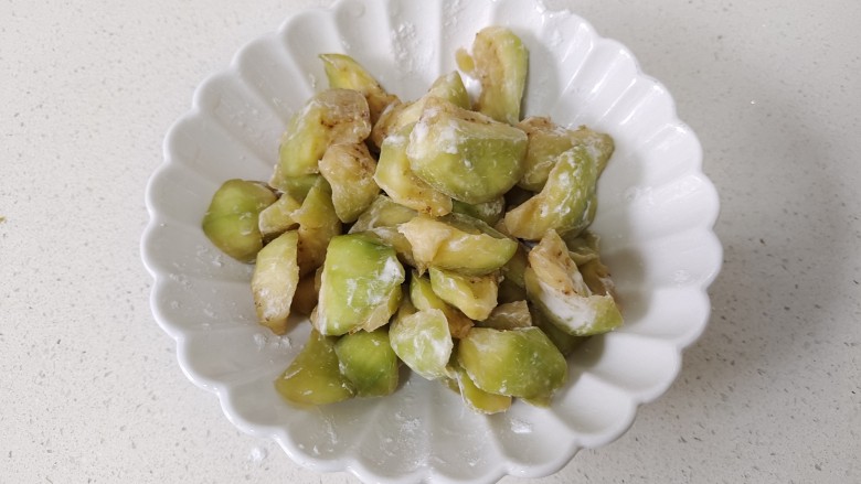 茄子盖浇饭,茄子放入碗中,加入适量干淀粉抓拌均匀