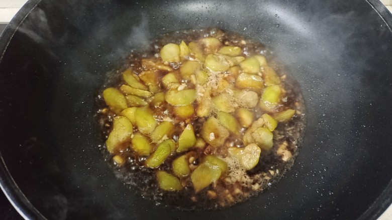 茄子盖浇饭,倒入料汁,盖上锅盖焖至汤汁变少浓稠