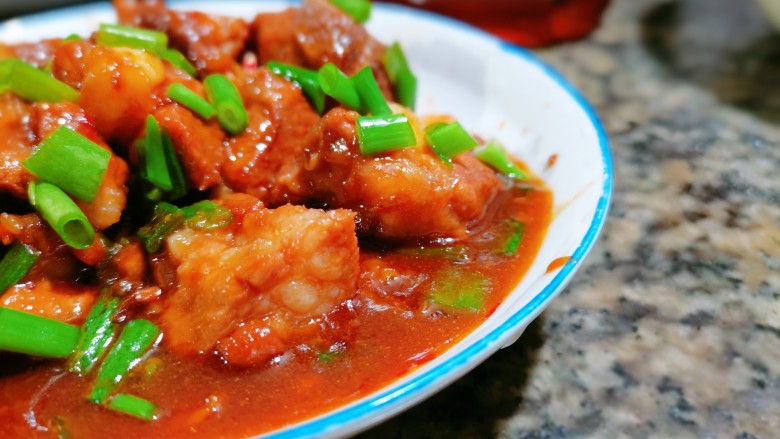 酱香排骨,汤汁拌饭吃很下饭哦!
