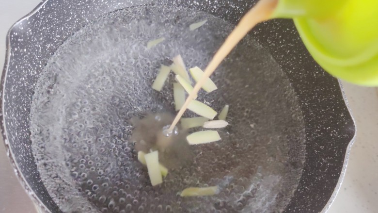 酱香排骨,锅内煮适量清水,水开后放入一半的姜片,并加适量料酒