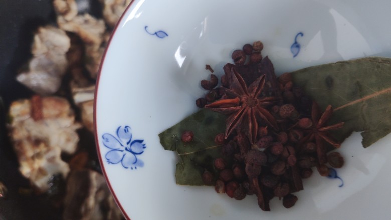 酱香排骨,加入大料