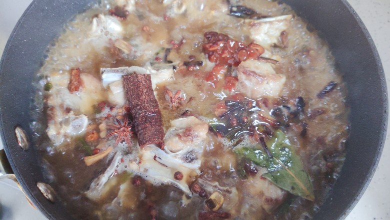酱香排骨,加适量热开水,水量差不多和食材齐平