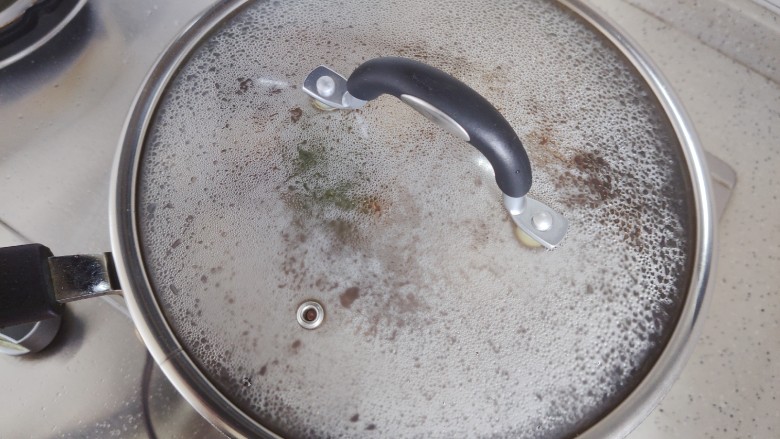 酱香排骨,盖上锅盖,转小火焖煮40分钟