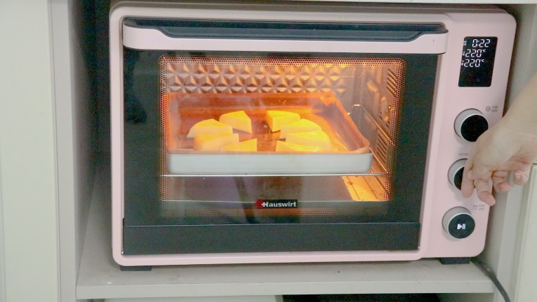 烤牛奶,烤箱220℃,先预热10分钟,放入奶块开始烤