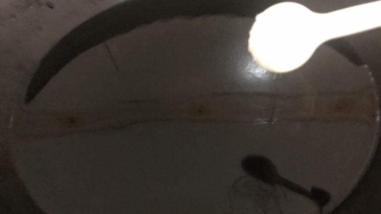 蚝油油麦菜,锅里加入适量的水,加点盐和油