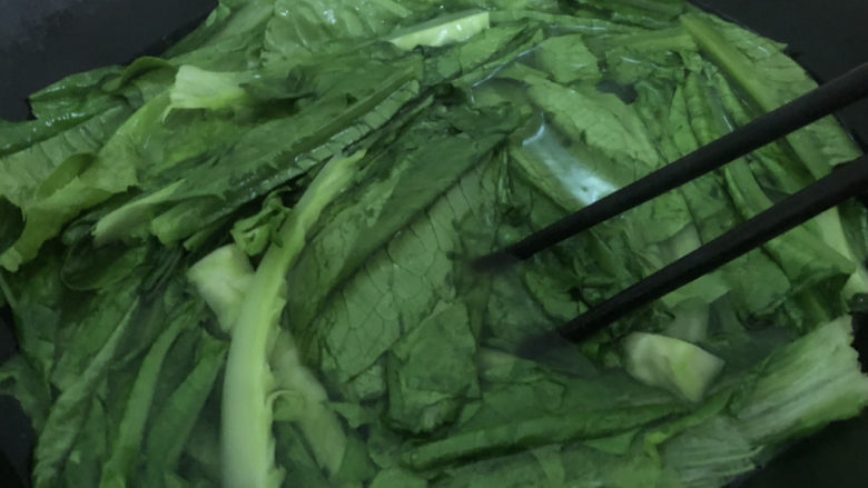 蚝油油麦菜,翻一下煮二分钟左右捞起,摆盆(摆好倒掉盆里的水)